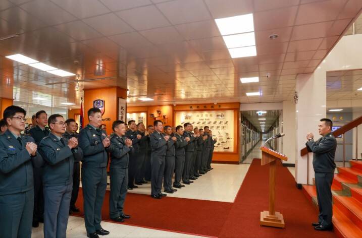 陸軍司令呂坤修上將（右）日前主持新春團拜。（取自青年日報）