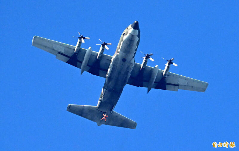C-130H運輸機為國軍空運主力，隸屬空軍六聯隊，也是傘兵部隊的跳傘儎台。（資料照）