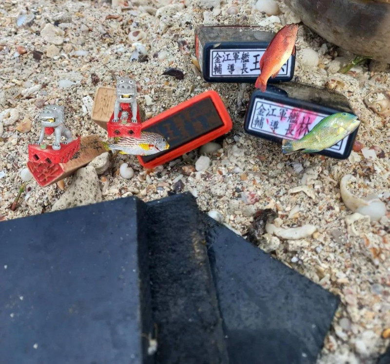 官銜章隨意丟棄，直接將海軍重要幹部曝光。（翻攝脆）