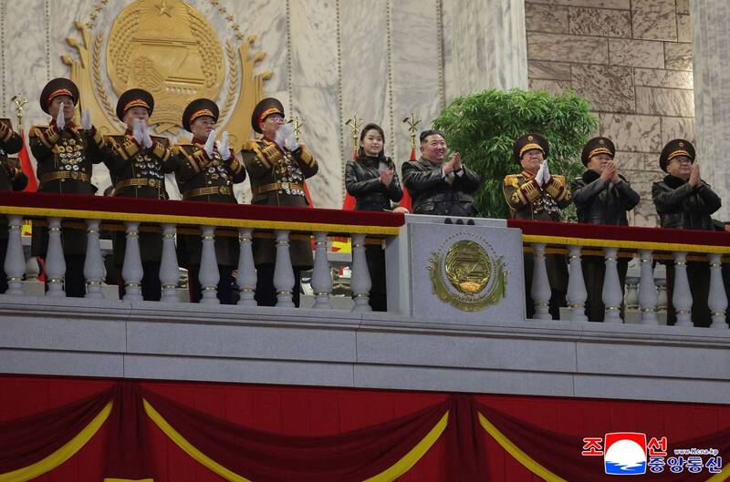 北韓閱兵畫面曝!金正恩攜愛女現身 外媒揣測「培養接班人」 - 自由軍武頻道