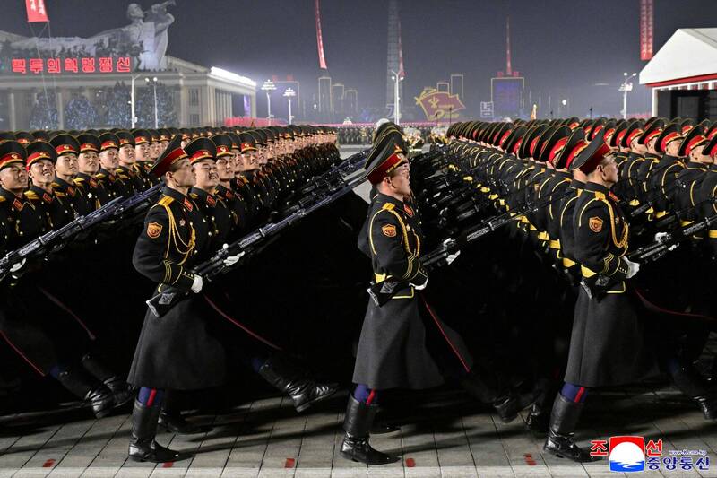 北韓閱兵畫面曝!金正恩攜愛女現身 外媒揣測「培養接班人」 - 自由軍武頻道