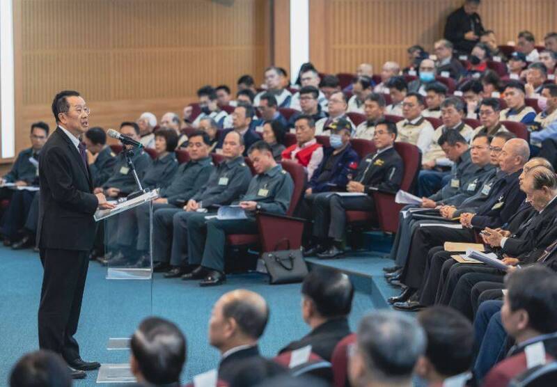 昨天的北區座談是由退輔會主委嚴德發與國防部長顧立雄（如圖，取自青年日報）共同主持，另有中央軍事院校校友總會、退伍軍人協會、八二三戰役戰友總會等37個退伍軍人社團，以及臺北市、新北市41個地區性後備輔導中心等單位代表出席。