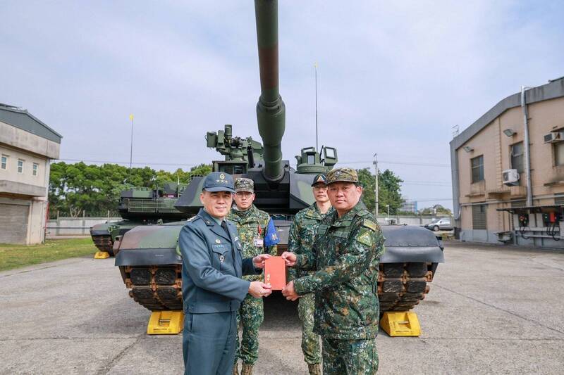 陸軍司令呂坤修上今年1月赴裝訓部視導第二批M1A2T戰車換裝訓練官兵。（取自青年日報）