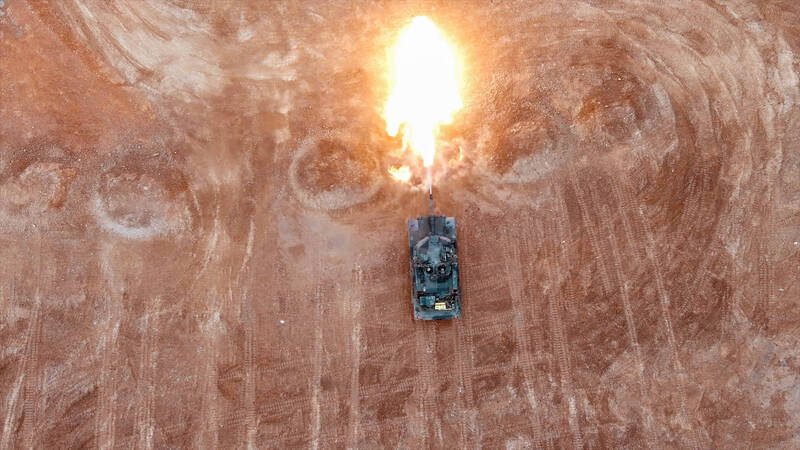 我國對美採購108輛M1A2T戰車，最後一批28輛戰車已全數生產完畢，將在3月啟運，預計4月運抵台灣。圖為裝甲584旅聯兵1營換裝M1A2T戰車實彈射擊情形。（軍聞社X帳號）