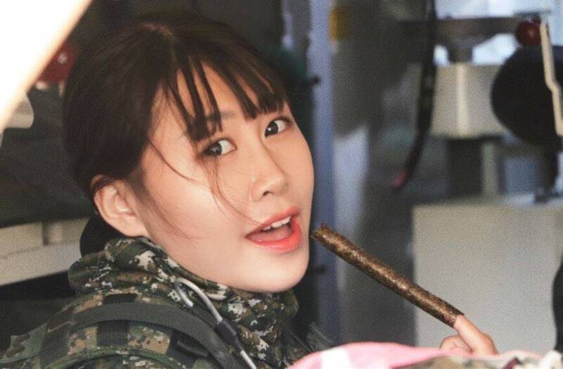 劉瀞堯一家都是軍人，爸爸還在役，媽媽是後備士官長退伍、弟弟則是飛官。劉瀞堯本人是陸軍官校ROTC 112年班，實踐大學外文系畢業，目前擔任陸軍269旅戰車連中尉排長職務。（陸軍司令部提供）