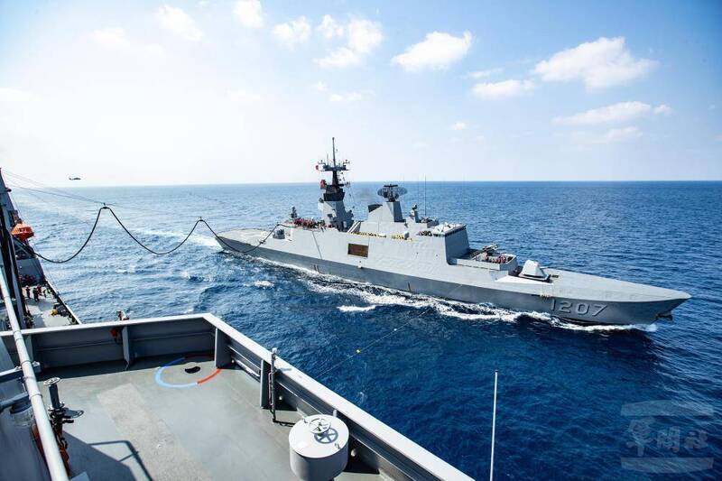 敦睦遠航訓練支隊執行任務時，海上整補平均每三至五日實施一次。（圖：軍聞社）