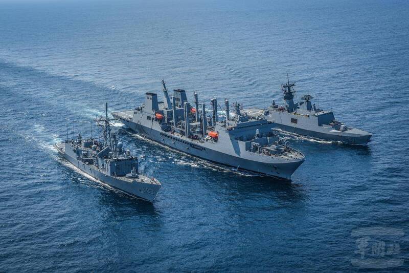 「114年度敦睦遠航訓練支隊」的磐石軍艦為武昌與鄭和軍艦進行併航整補作業。（圖：軍聞社）