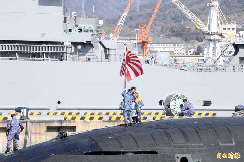 潛艦靠港時，日本海上自衛隊員會在艦上放置海軍旭日旗。（記者陳鈺馥攝）