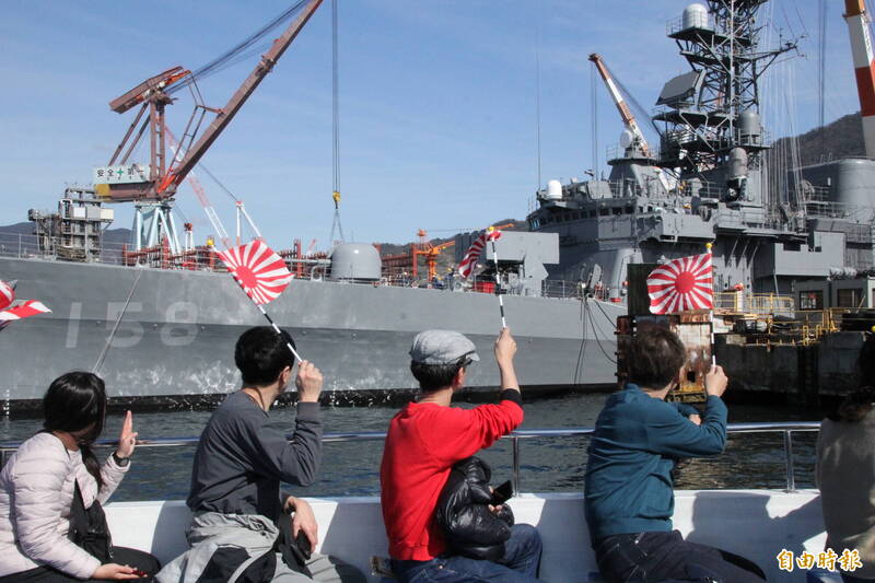 吳港是日本海上自衛隊的重要基地，軍港內經常有軍艦停泊，搭船參觀的民眾會揮舞海軍旗向海上自衛隊員加油。（記者陳鈺馥攝）