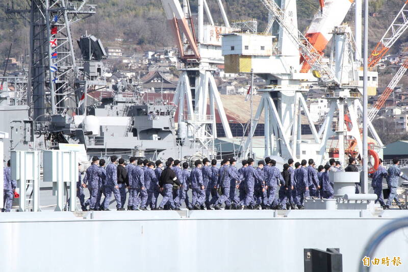 民眾搭乘船艦巡禮活動時，可看到吳港內海上自衛隊員。（記者陳鈺馥攝）