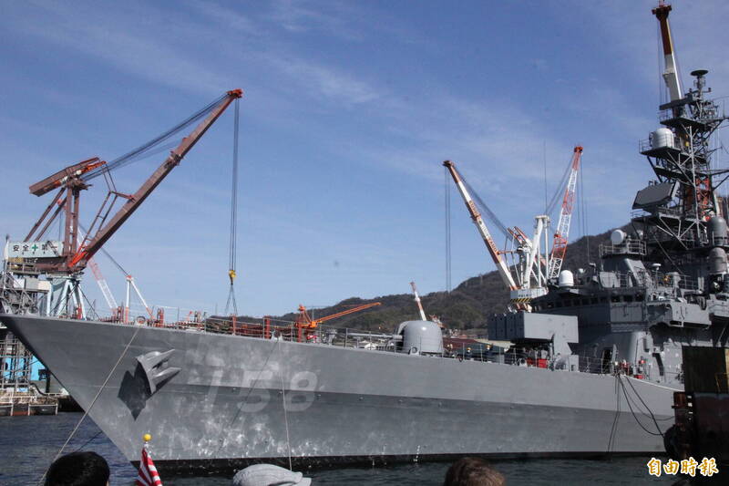 停泊在吳港內的朝霧級的驅逐艦「海霧」（うみぎり 舷號158）。（記者陳鈺馥攝）