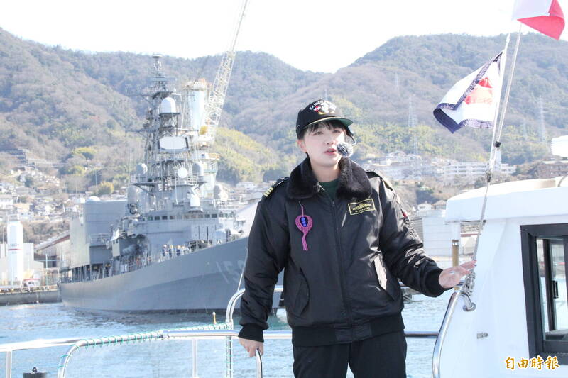 吳灣艦船巡遊是一項觀光遊船活動，民眾只需購買船票便可搭船遊港，欣賞日本的現役軍艦、潛艦。（記者陳鈺馥攝）