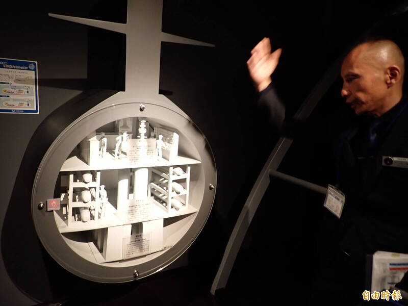 海上自衛隊吳史料館史料主任宮崎茂樹介紹潛艦的內部構造。（記者陳鈺馥攝）