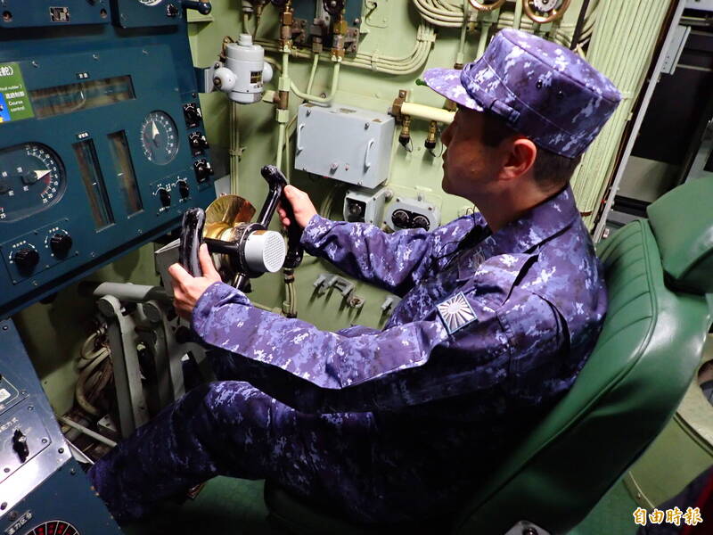 海上自衛隊員模擬駕駛「秋潮」潛艦的情況。（記者陳鈺馥攝）