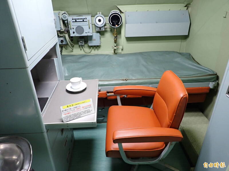 秋潮潛艦內的艦長室是唯一的個人房。（記者陳鈺馥攝）