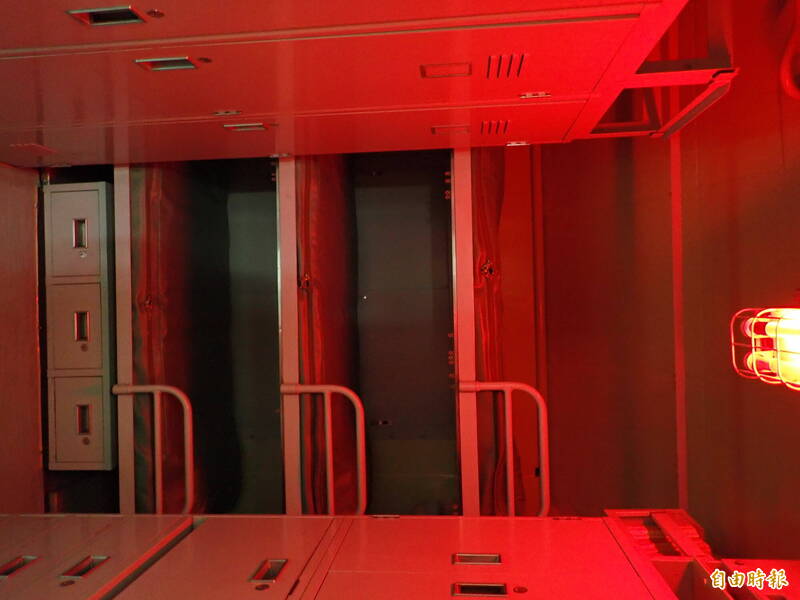 潛艦內部一般自衛隊員床鋪，分為上鋪、中舖、下鋪，艙內空間狹窄。（記者陳鈺馥攝）
