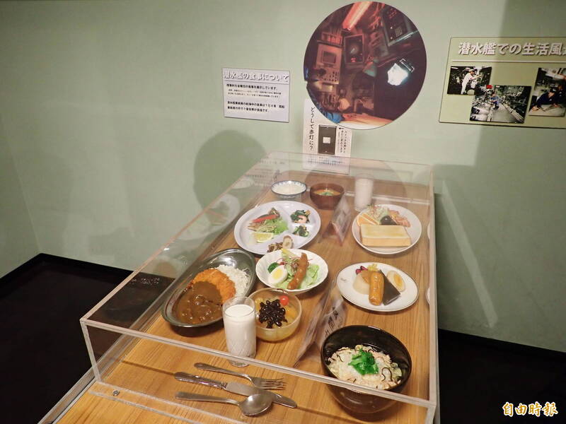 潛艦長時間航行時，官兵無法知道外面晝夜，每週五固定吃咖哩飯，讓官兵知道現在是星期五。圖為秋潮潛艦內部食堂。（記者陳鈺馥攝）