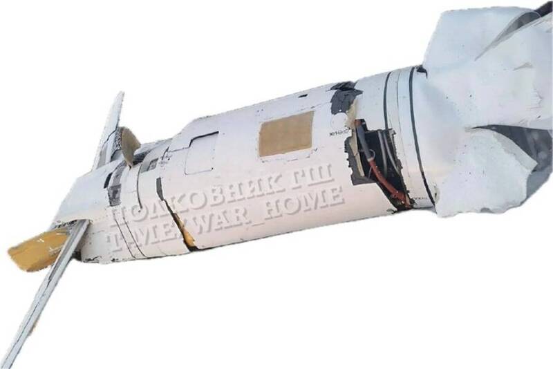 烏克蘭情報來源披露的新型Izdeliye-30巡弋飛彈殘骸。外界分析指出，俄軍將這款武器作為現役Kh-101的低成本補充型號，藉此在消耗戰中維持遠程打擊頻率。（圖取自Polkovnyk HSh）