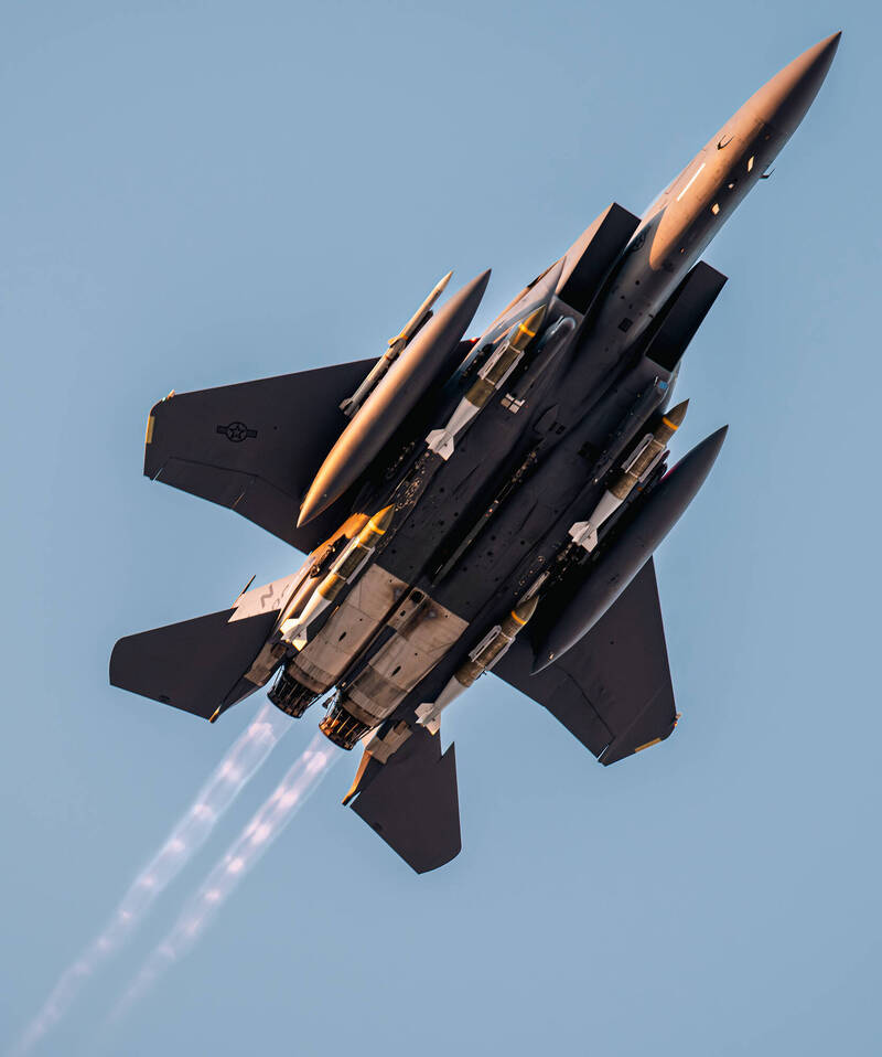 中央司令部公佈參與行動的F-15E，可見其攜帶4枚精準導引炸彈，僅攜帶一枚空對空飛彈用於自衛。（圖取自X@CENTCOM）