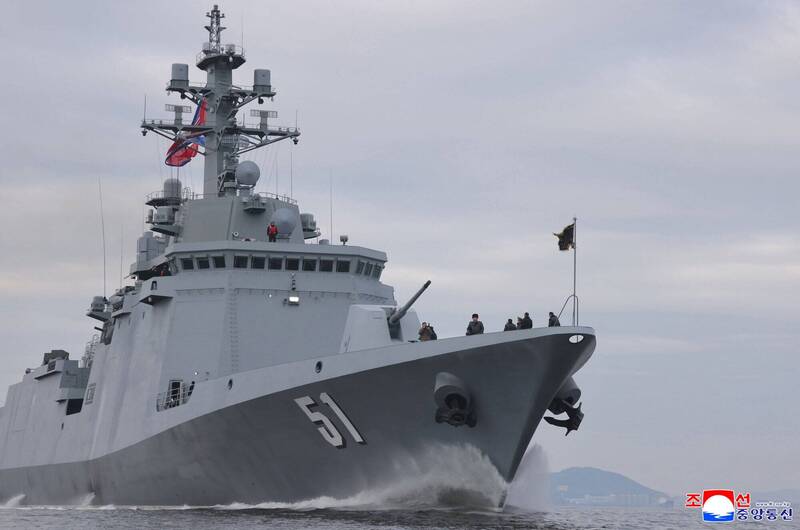 北韓領導人金正恩近日造訪南浦造船廠，視察5000噸級新型驅逐艦「崔賢號」。（法新社）