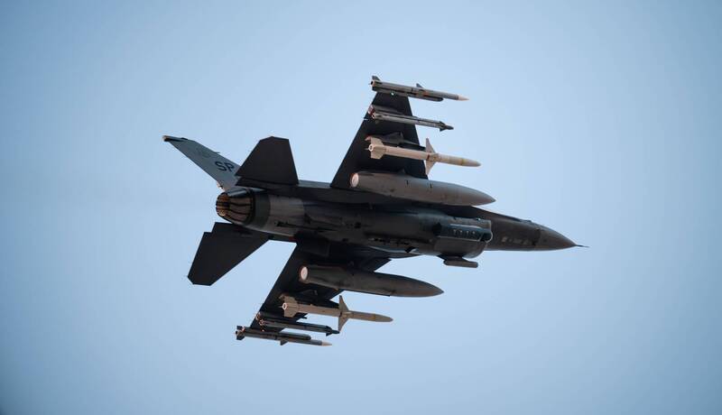 中央司令部公佈參與行動的F-16，可見其攜帶兩枚AGM-88高速反輻射飛彈，用於摧毀雷達防空系統。（圖取自X@CENTCOM）