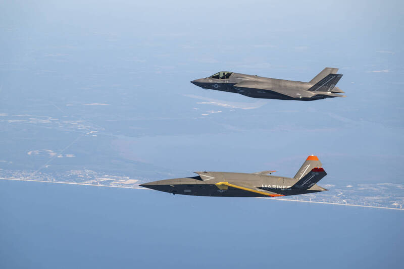 美軍陸戰隊F-35B戰機（上），與XQ-58A「女武神」協同作戰無人機（下）實施編隊測試的實際情形。（諾斯洛普．格魯曼官網）