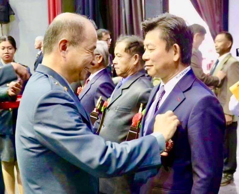 後備指揮部在114年南投縣後備軍人晉任表揚典禮中，頒贈張耀寬先生「後備軍人楷模」獎項，感謝他對國防事務的支持。（圖：取自後備指揮部臉書專頁）