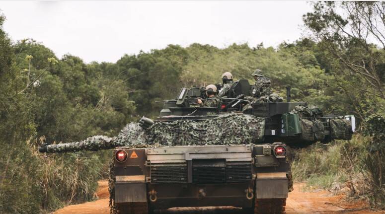 陸軍584旅M1A2T戰車投入反機降演練。（取自青年日報）
