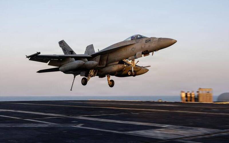3月1日，一架F/A-18E超級大黃蜂戰鬥機降落於林肯號航艦甲板，支援對伊朗的「史詩怒火行動」（Operation Epic Fury）。（圖／美國中央司令部）