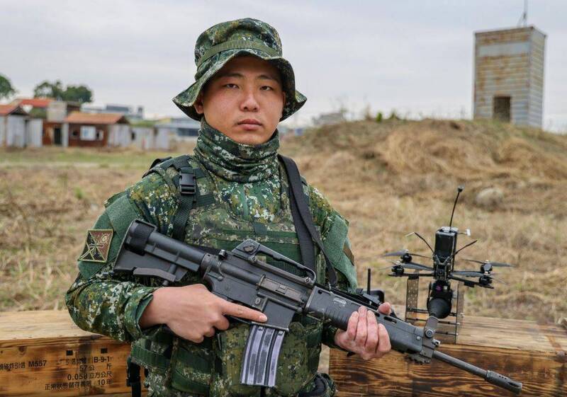 無人機大隊無人機操作兵趙冠綸上兵。（圖：取自青年日報）