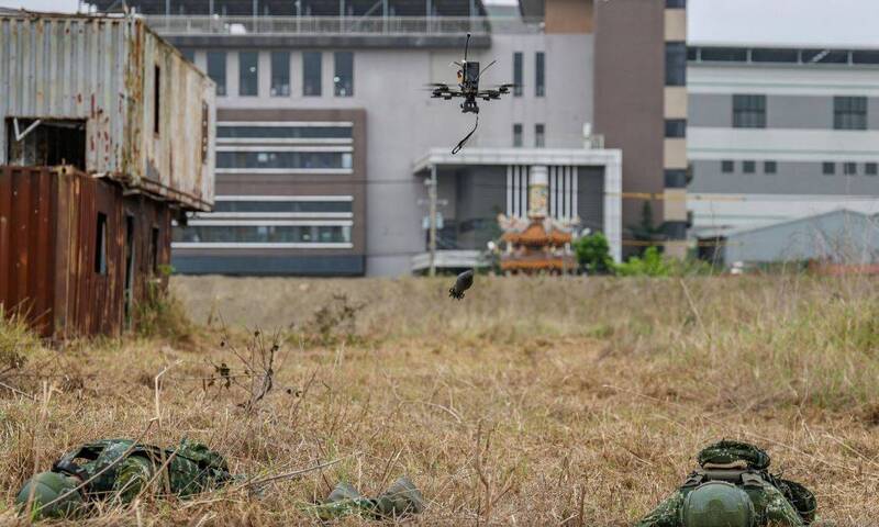 依據偵察手回報敵情，攻擊手操控配有練習彈之無人機前往追擊假想敵散兵，完成投彈攻擊任務。（圖：取自青年日報）