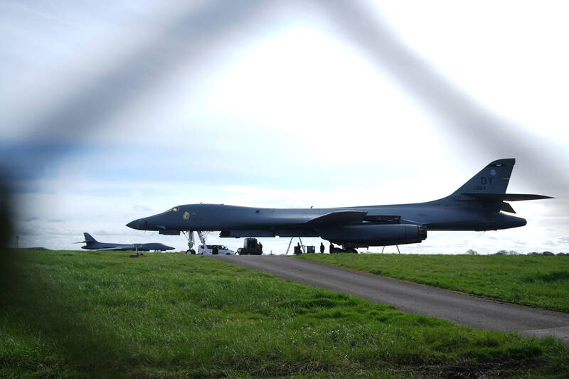 10日在英國費爾福德基地的美軍B-1轟炸機。（美聯社）