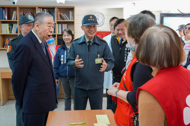 李棟樑榮譽理事長至北市松山的龍田區民活動中心關心巡迴醫療活動辦理情形。（圖：軍聞社提供）