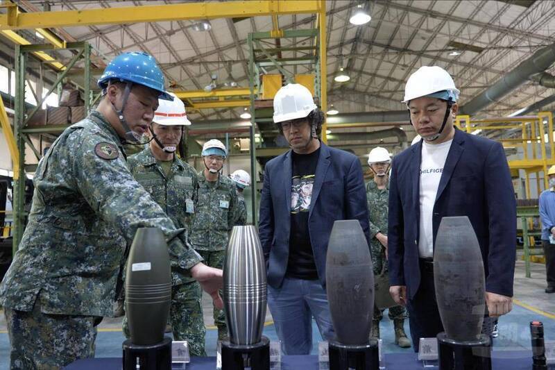 國防立委去年4月考察軍備局兵工廠，了解國軍40公厘以上口徑彈藥研製現況。（圖：軍聞社提供）