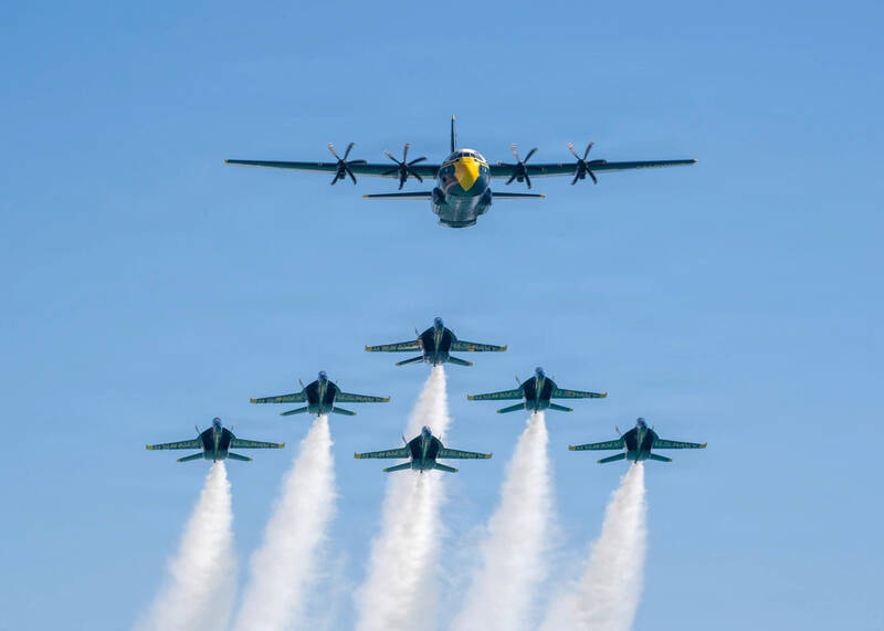 圖為「藍天使」特技小組與其C-130J後勤機「胖伯特」。（DVIDS）