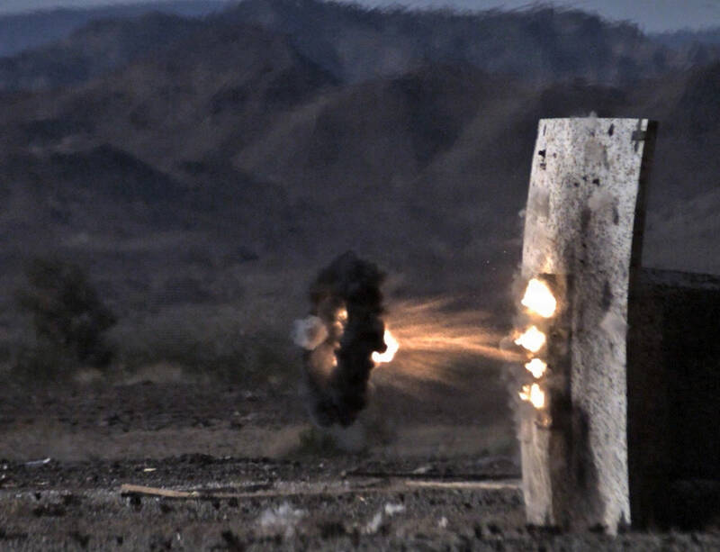 美國陸軍近日測試一種專為AH-64「阿帕契」攻擊直升機設計的新型30公厘「航空近炸高爆彈」（APEX）。（DVIDS）