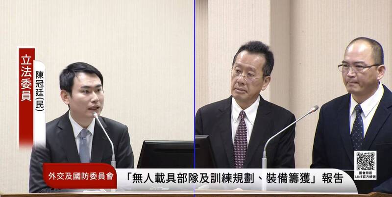 國防部作戰暨計畫次長連志威中將（右），多次陪同國防部長顧立雄（右二）到立院備詢。（圖：取自立法院議事隨選系統）。