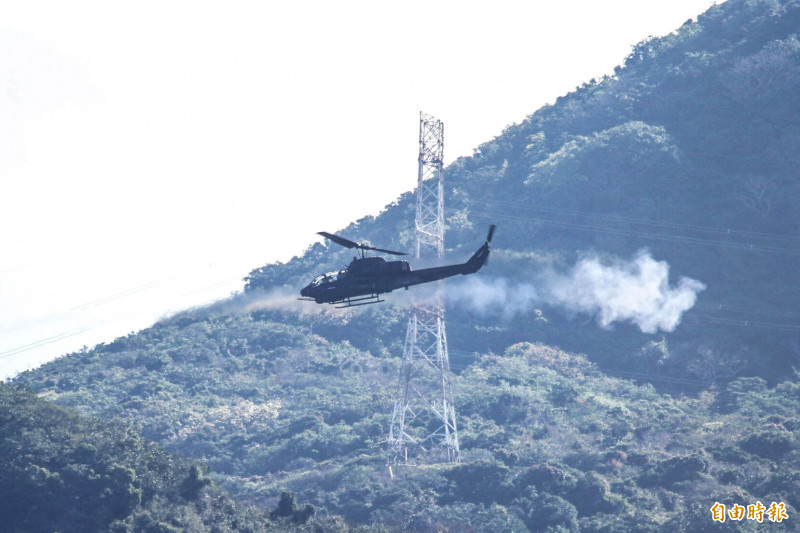 「AH-1W超級眼鏡蛇」攻擊直升機，俯衝時展現剽悍姿態。（記者蔡宗憲攝）