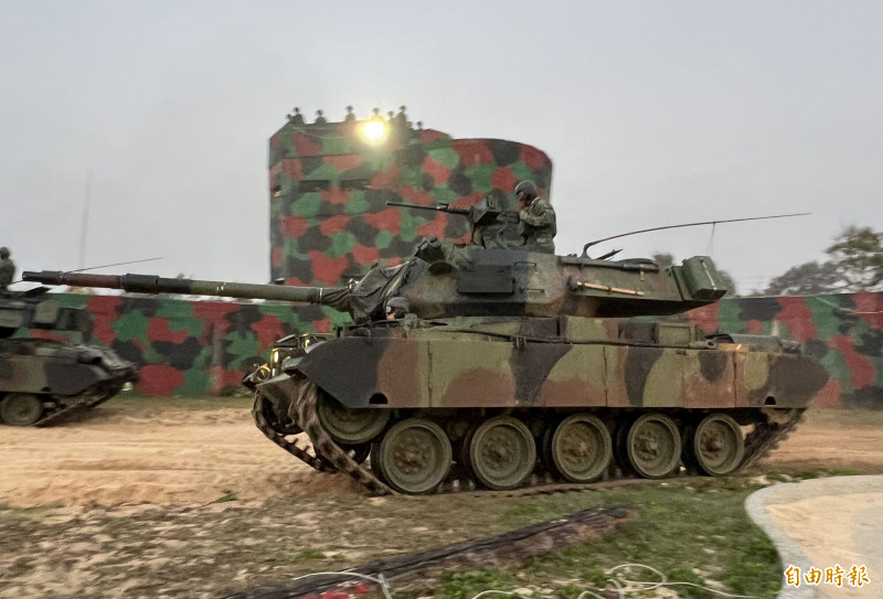 金防部「太武操演」震撼登場，編織綿密火網，掩護M41D戰車等進入射擊陣地。（記者吳正庭攝）