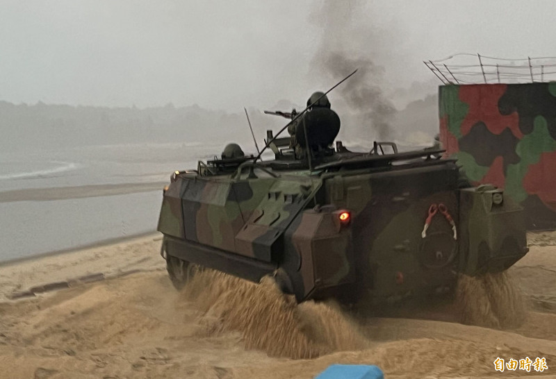 金防部「太武操演」登場，烈嶼守備大隊以純熟的技巧穿越沙灘地形。（記者吳正庭攝）