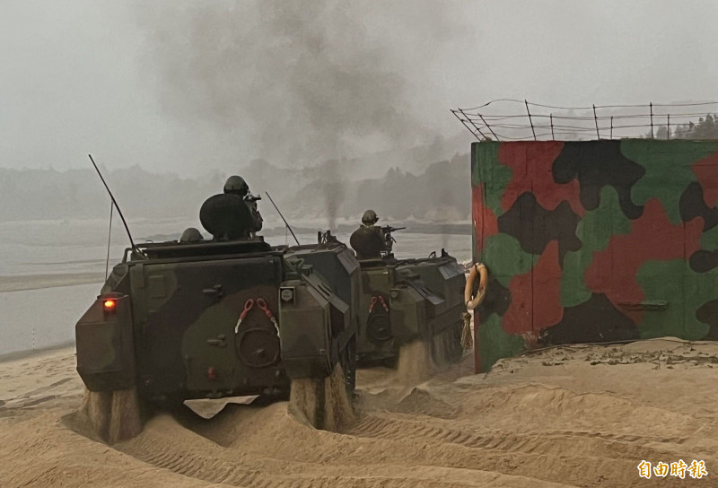 金防部「太武操演」登場，烈嶼守備大隊以純熟的技巧進入戰鬥位置。（記者吳正庭攝）（記者吳正庭攝）