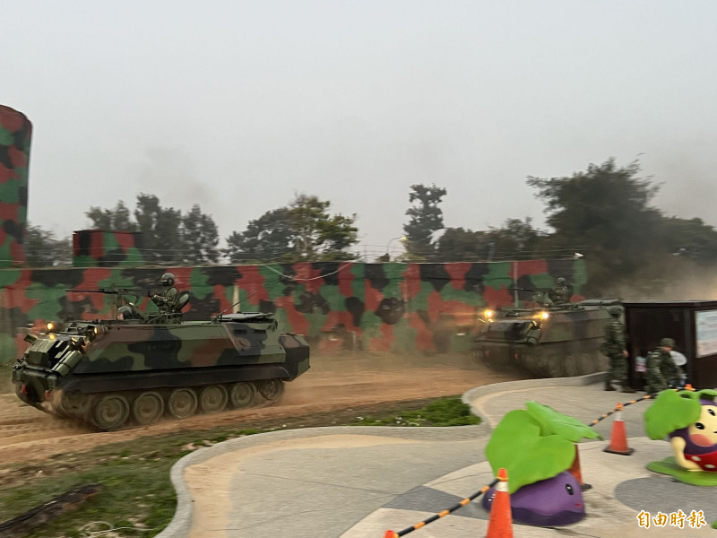 金防部太武操演登場，掩護各式甲車、砲車進場（記者吳正庭攝）
