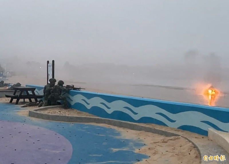 烈嶼守備大隊在第一線機槍掃射，並於岸際發射火箭砲命中目標。（記者吳正庭攝）