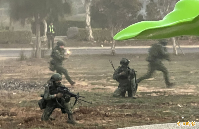 金防部「太武操演」登場，部隊快速進入戰鬥位置。（記者吳正庭攝）