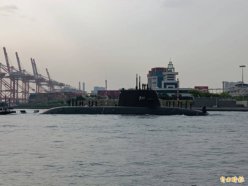 軍事觀察家紀東昀研判潛艦海鯤號即將展開數日的「過夜耐航測試」。（記者洪定宏攝）