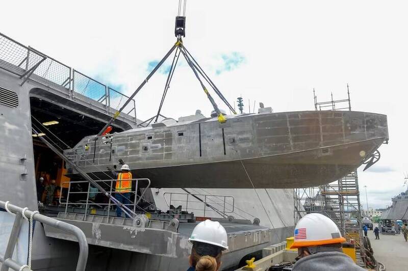 圖為美軍獨立級濱海戰鬥艦）坎培拉號（USS Canberra）吊運無人水面載具。該艦配備反水雷（MCM）任務模組，能透過無人系統在威脅區外進行偵測與排除，大幅降低船艦與人員的觸雷風險。（圖：美國海軍）