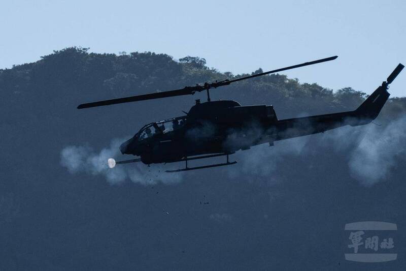 AH-1W直升機射擊20機砲。（圖：軍聞社提供）