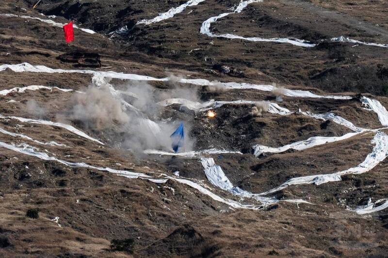 攻擊直升機發射20機砲，精準命中目標區，揚起塵土與火光。（圖：軍聞社提供）