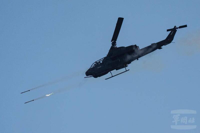 AH-1W直升機向目標區發射2.75吋火箭彈。（圖：軍聞社提供）