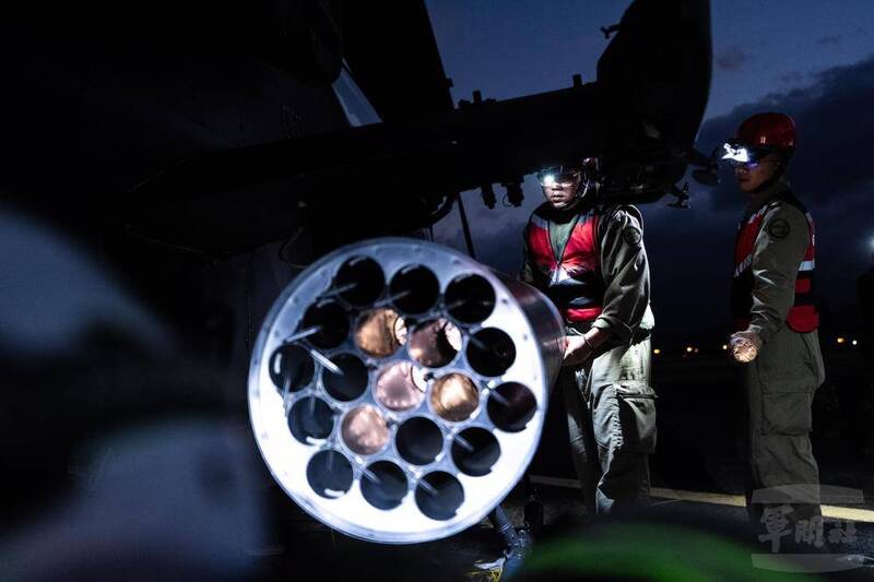 武器組官兵協力掛載海神火箭彈。（圖：軍聞社提供）